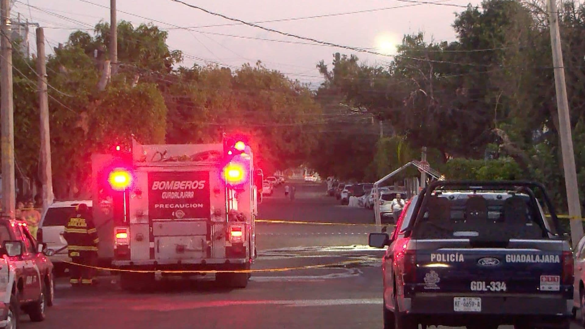 Hombre Muere Tras Fuerte Incendio en Casa de Guadalajara; Vecinos Intentaron Auxiliarlo