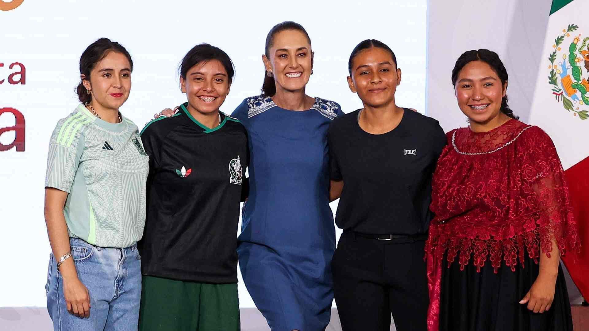 Sheinbaum Entrega a Ganadoras de Concurso Boletos para el Mundial 2026