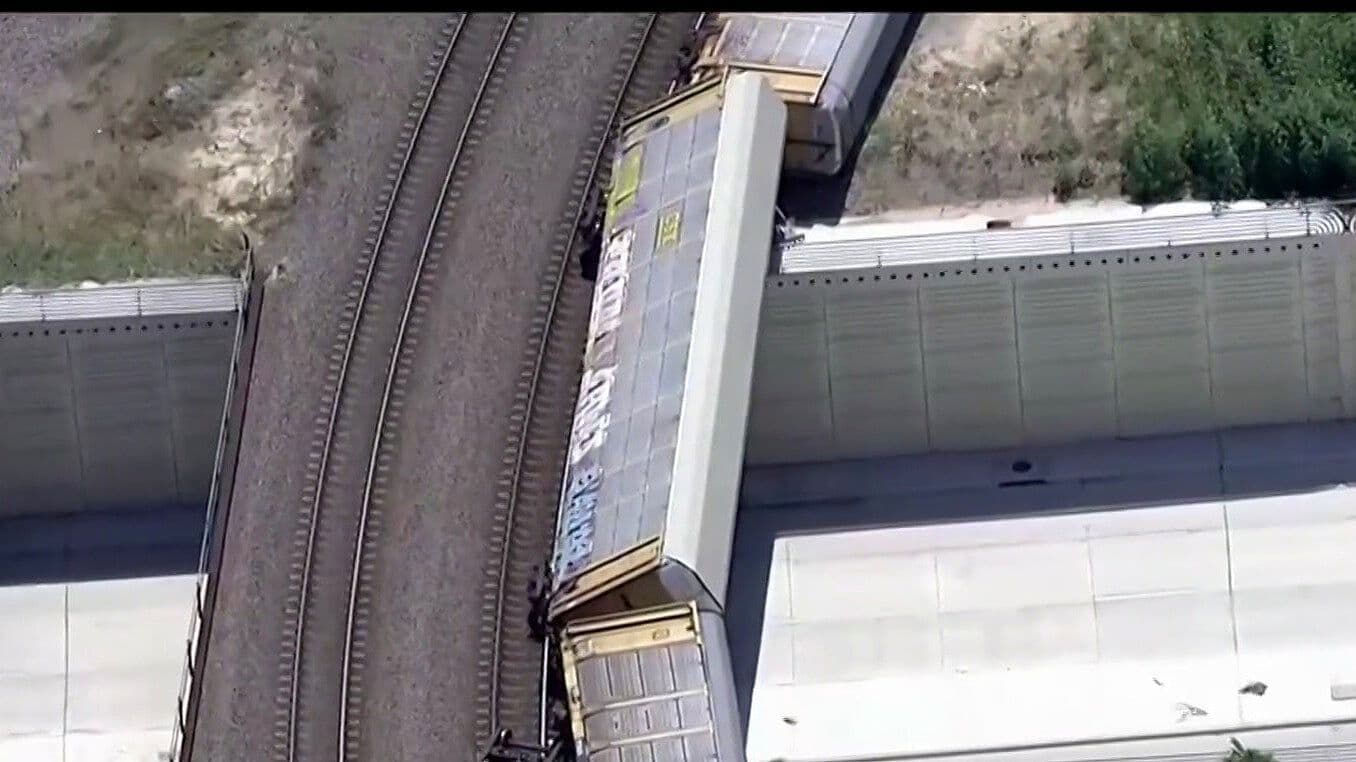 Se Descarrila Tren en Houston; Vagones Caen de Paso Elevado