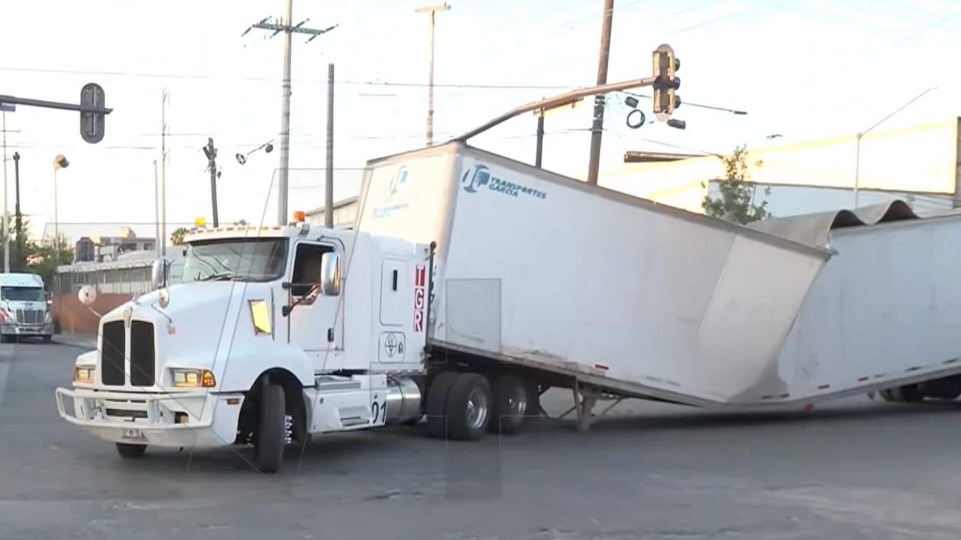 Caja de Tráiler se Parte en Dos Sobre Calle Villagrán en Monterrey