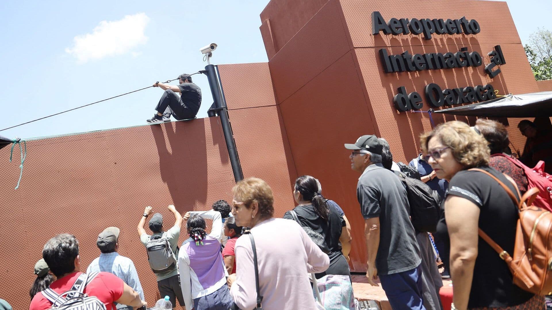 CNTE Volvió a Bloquear el Aeropuerto Internacional de Oaxaca