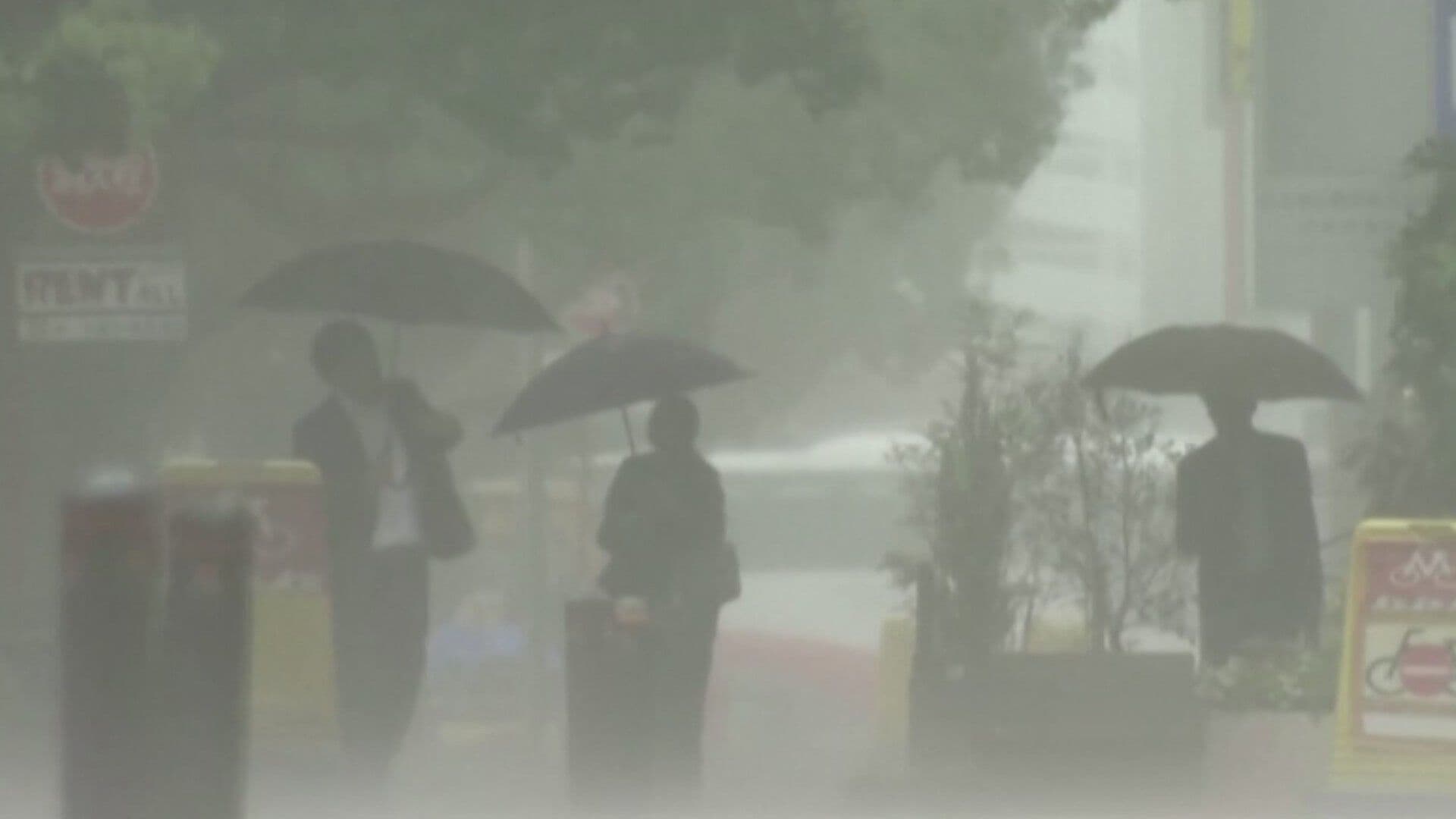 Poderosa Tormenta Azota Japón; Videos Muestran las Intensas Lluvias y Vientos