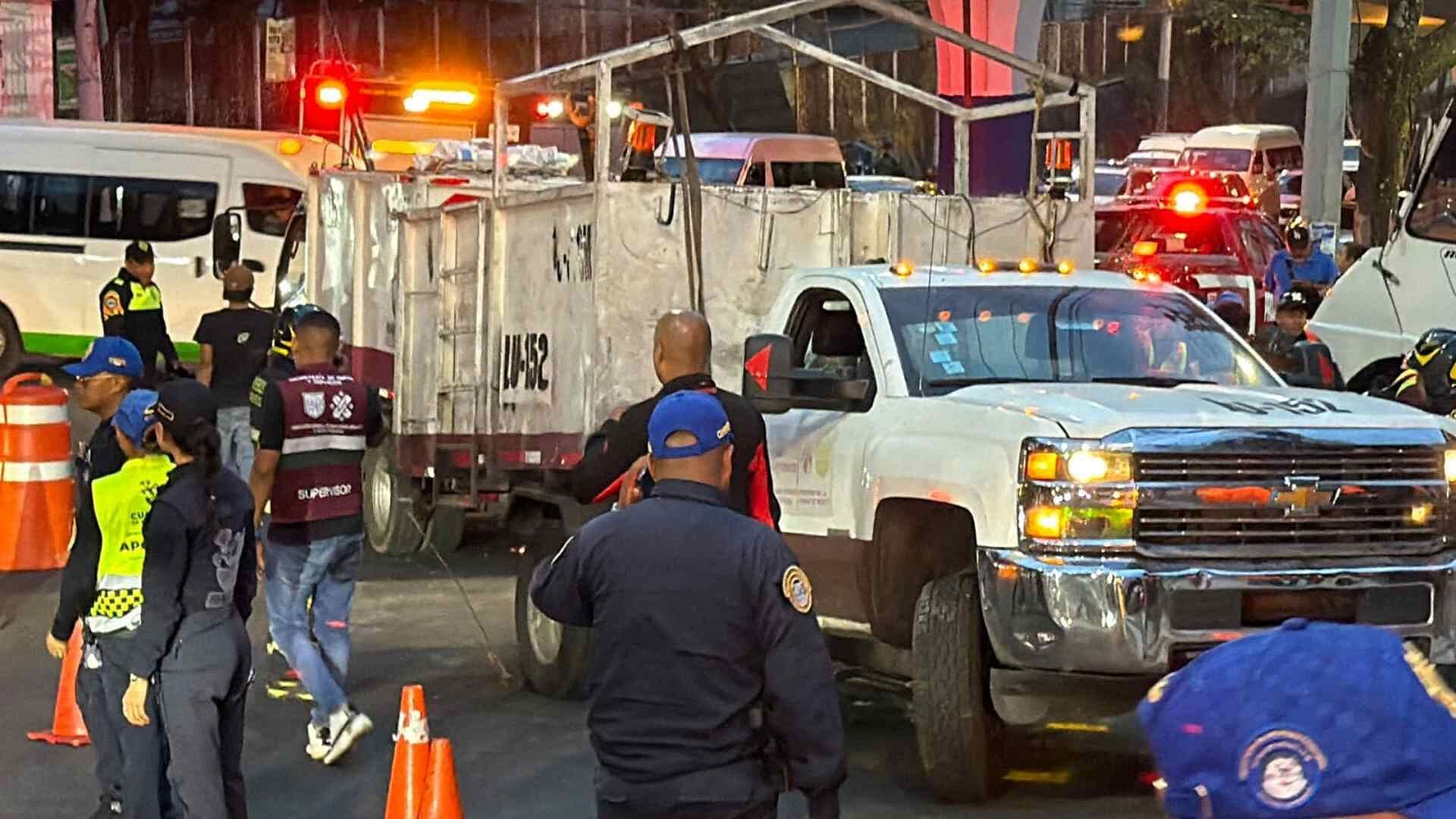 Camioneta Sufrió una Volcadura en la México-Toluca y Provoca Caos en Cuajimalpa