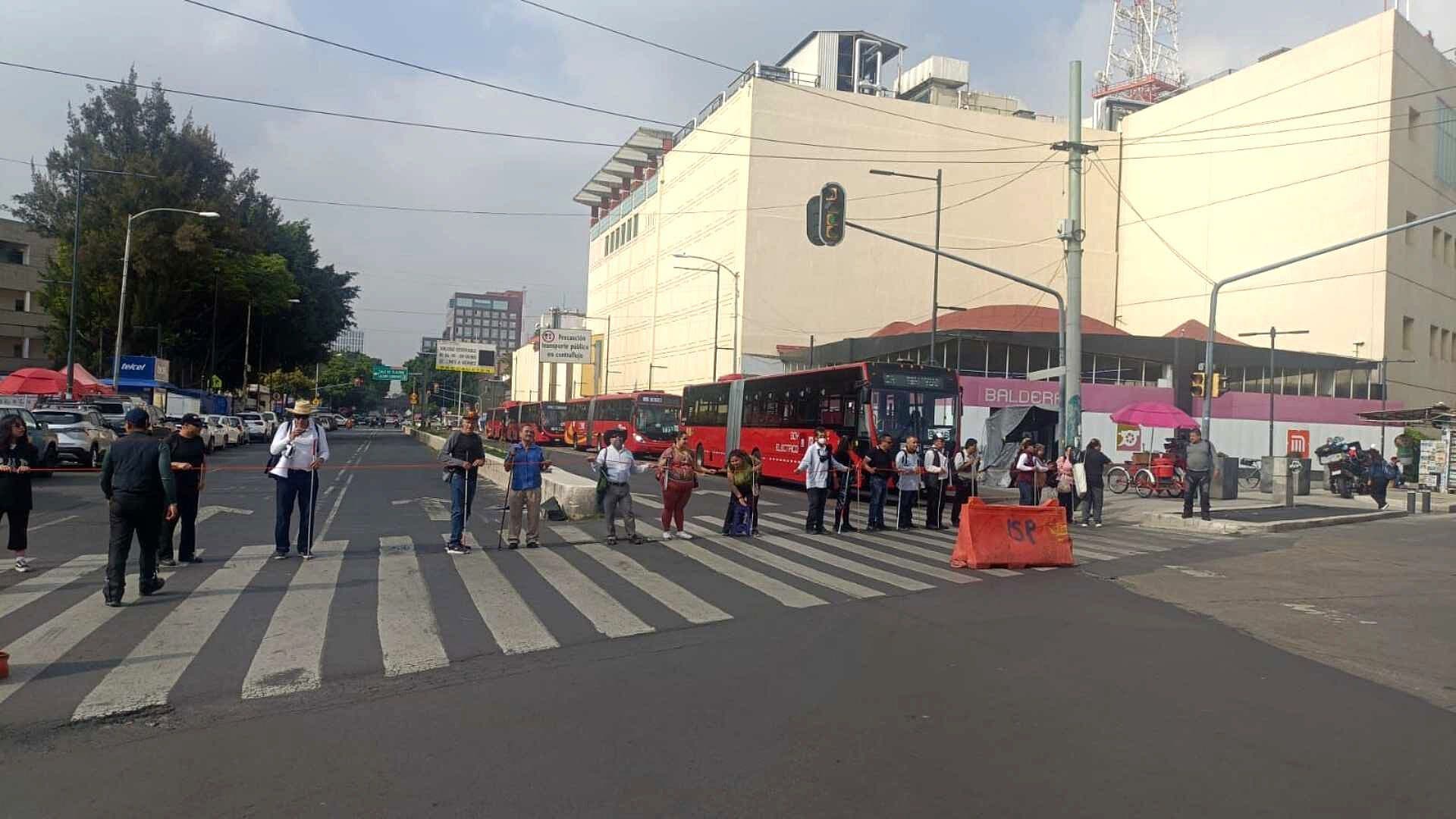 Comerciantes Invidentes Levantan Plantón en Av. Balderas para Exigir Recuperar Puntos de Trabajo