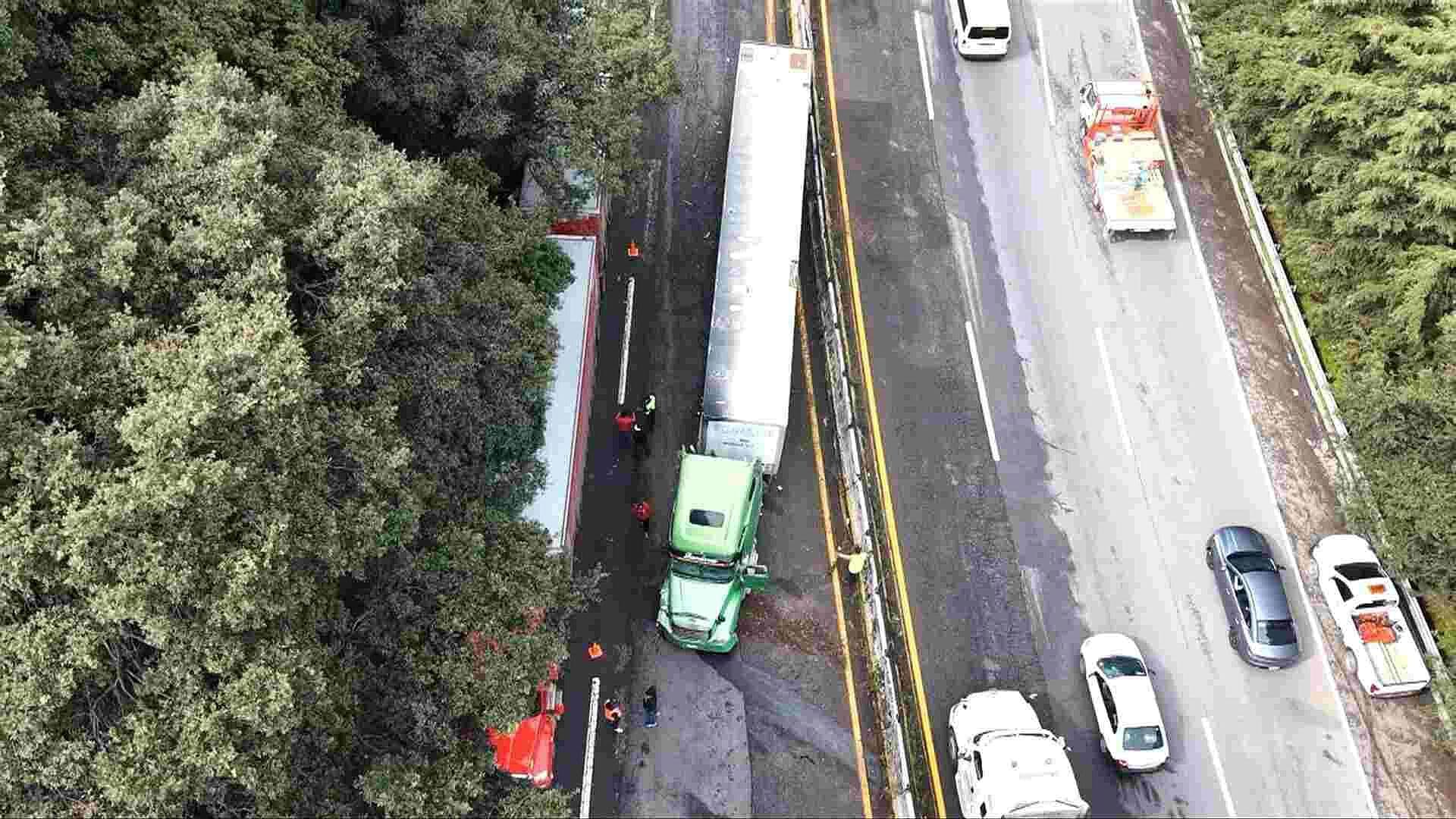 Choca Autobús con Tráiler en la México-Toluca; Alternativa Vial