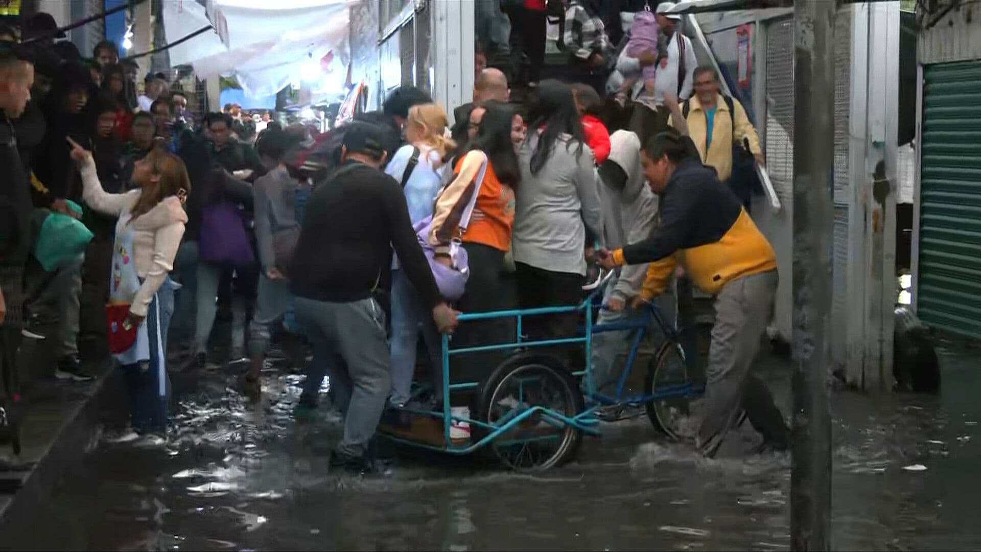 'Estuvo Tremendo': Con un Triciclo Auxilian a Usuarios del Metro por Inundación en la Zaragoza