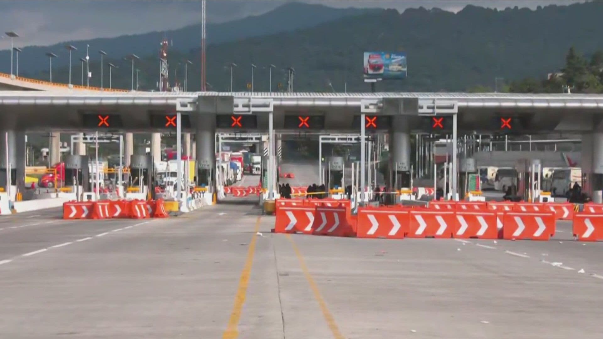 Normalistas Suman Seis Horas de Bloqueo Intermitente en la Autopista México-Cuernavaca