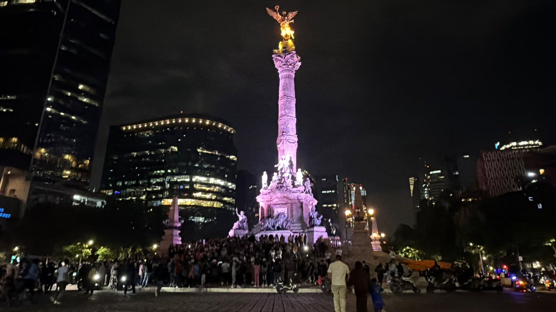 Previo a Inicio del Mundial, Aficionados Celebran en el Ángel y Dan Sus Buenos Deseos a México