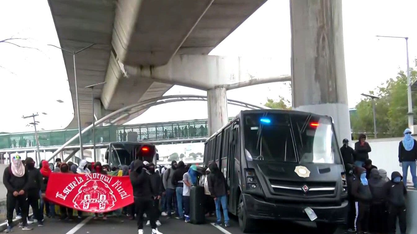Normalistas de Ayotzinapa Cierran Caseta de Tlalpan: Alternativas Viales