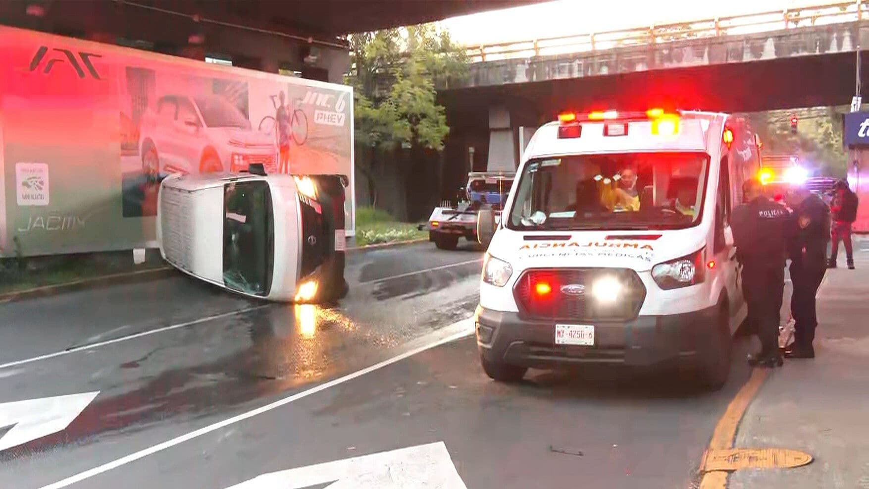 Vuelca Camioneta en la México-Toluca; Esto Pasó en Calle Roberto Medellín