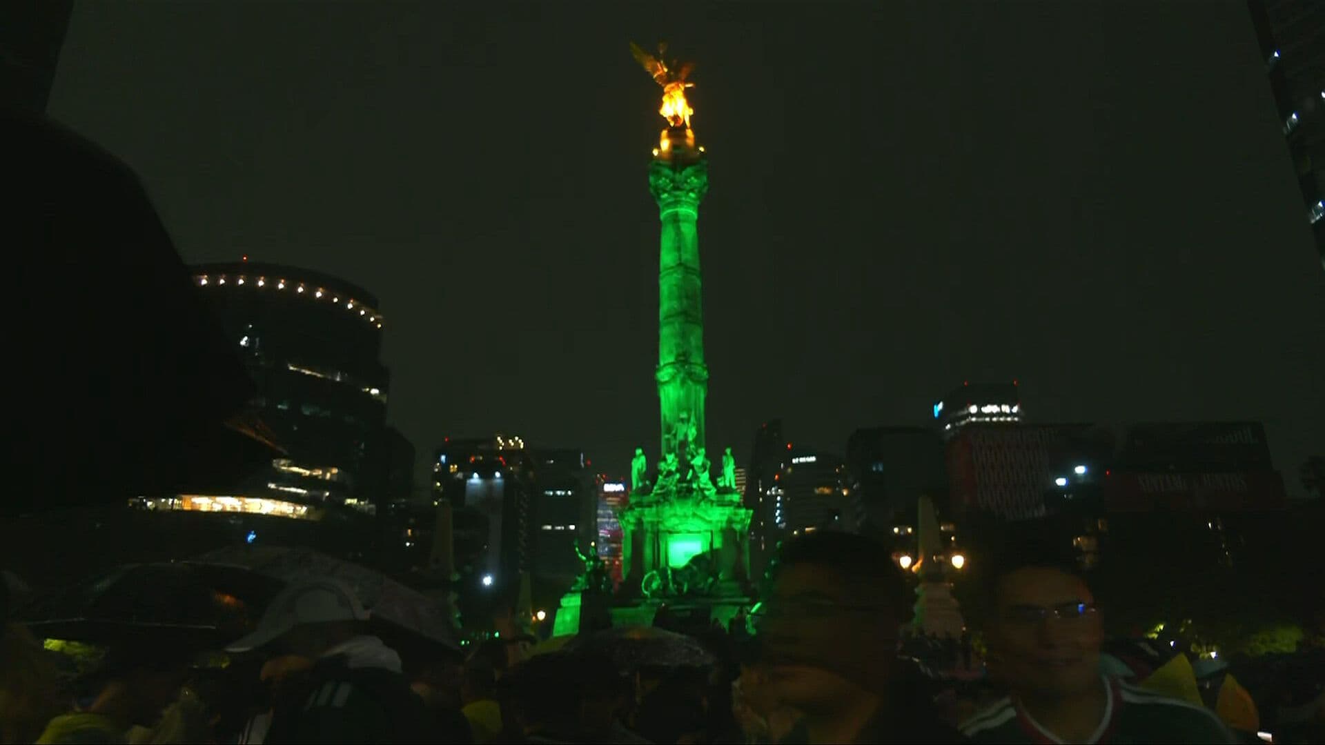Colombianos Toman la CDMX y Festejan en el Ángel de la Independencia Triunfo de Su Selección