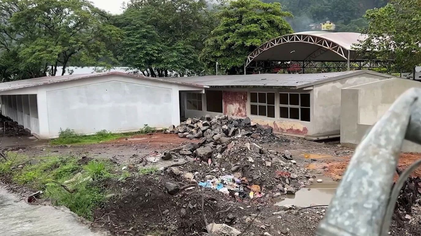 Alumnos Asisten a Clases entre Escombros, a un Año de Inundación en Huehuetla