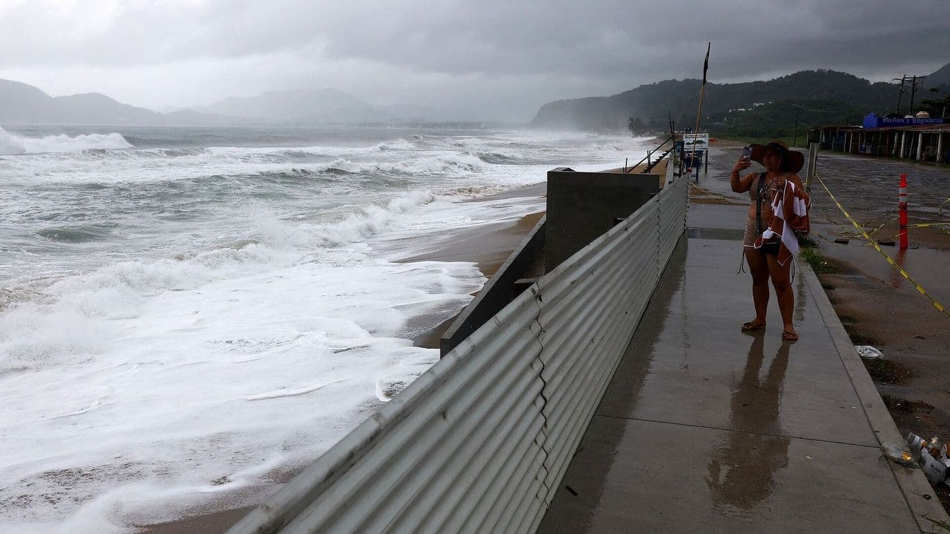 Huracán Simon Mantiene Categoría 4 y Amenaza con Lluvias al Pacífico Mexicano