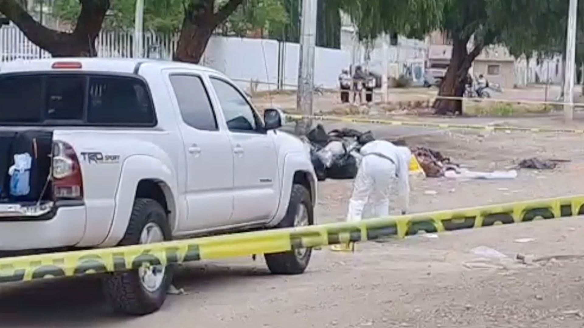 Encuentran a Hombre Envuelto en Cobija Entre la Basura en la Colonia León 1 de León, Guanajuato