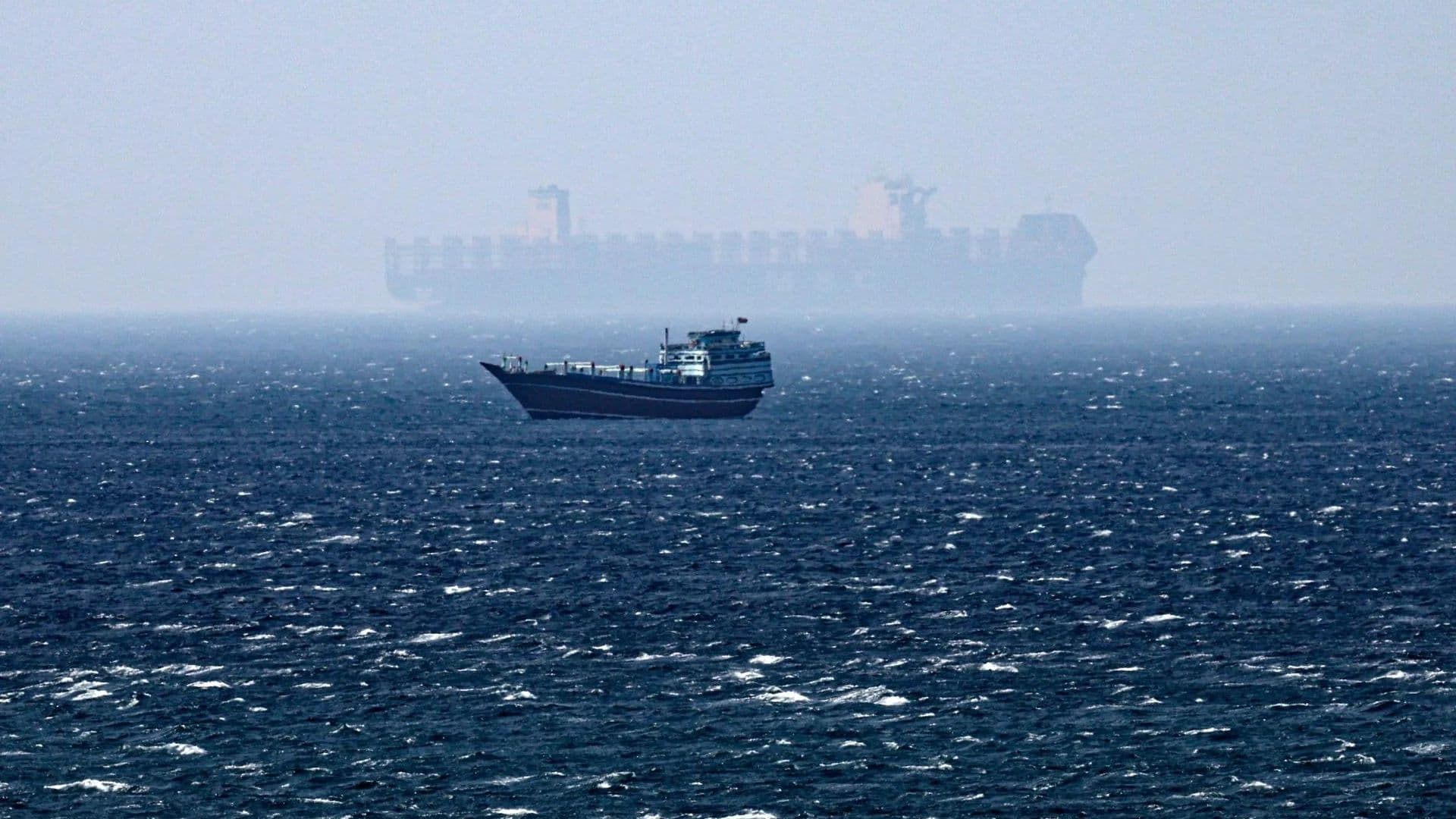 Irán Anuncia Cierre del Estrecho de Ormuz Tras Ataques Israelíes en el Sur del Líbano