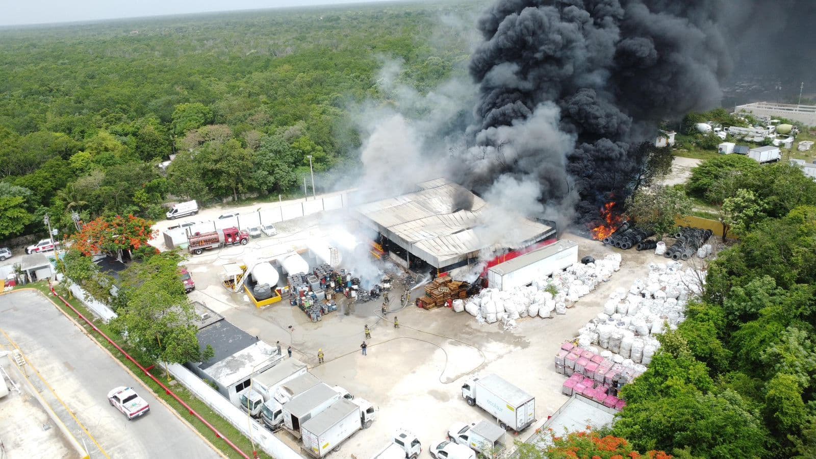 Incendio de Almacén de Materiales y Aceites en Comunidad de Tres Reyes en Cancún, Quintana Roo