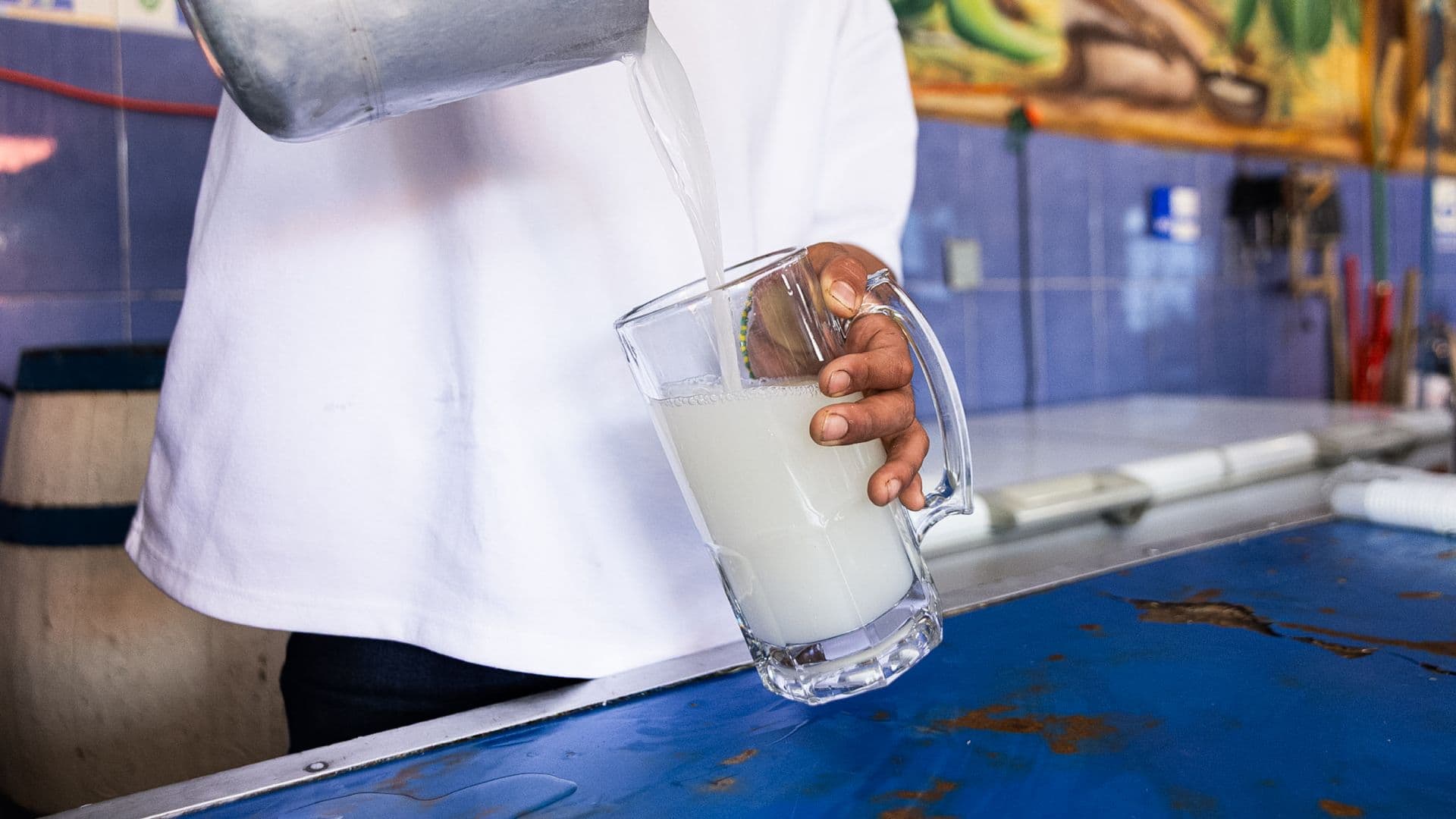 Persona Sirviendo un Tarro de Pulque