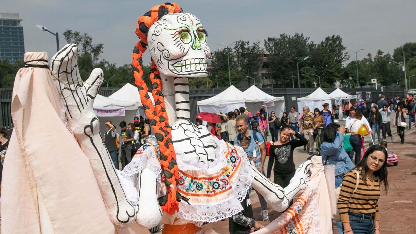 Catrina en UNAM. Cuándo ponen Mega Ofrenda UNAM 2026.