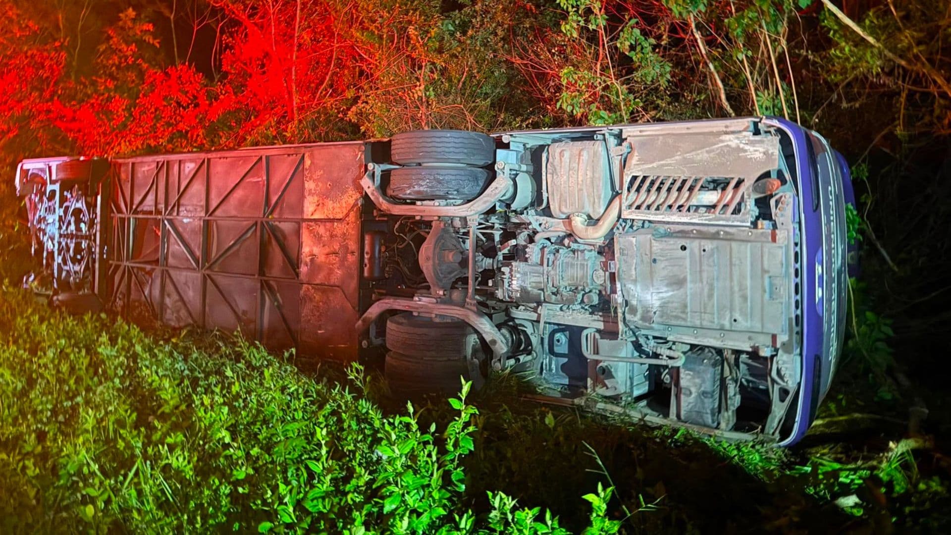 Volcadura de Autobús de Pasajeros Deja Más de 20 Lesionados en la Autopista México–Tuxpan