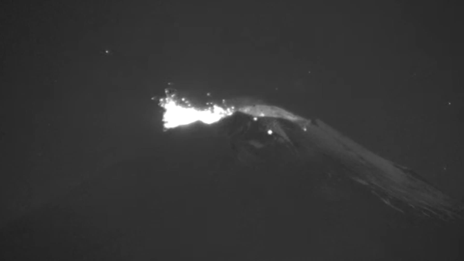 Captan Explosión en el Cráter del Popocatépetl desde las Faldas del Volcán en Puebla