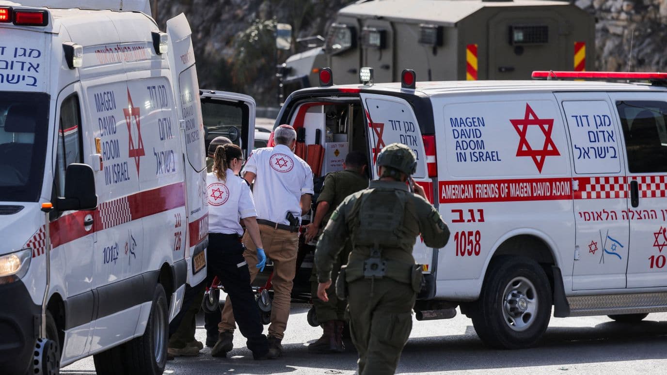 Equipos de emergencia y militares laboran durante un ataque en Hebrón, Cisjordania