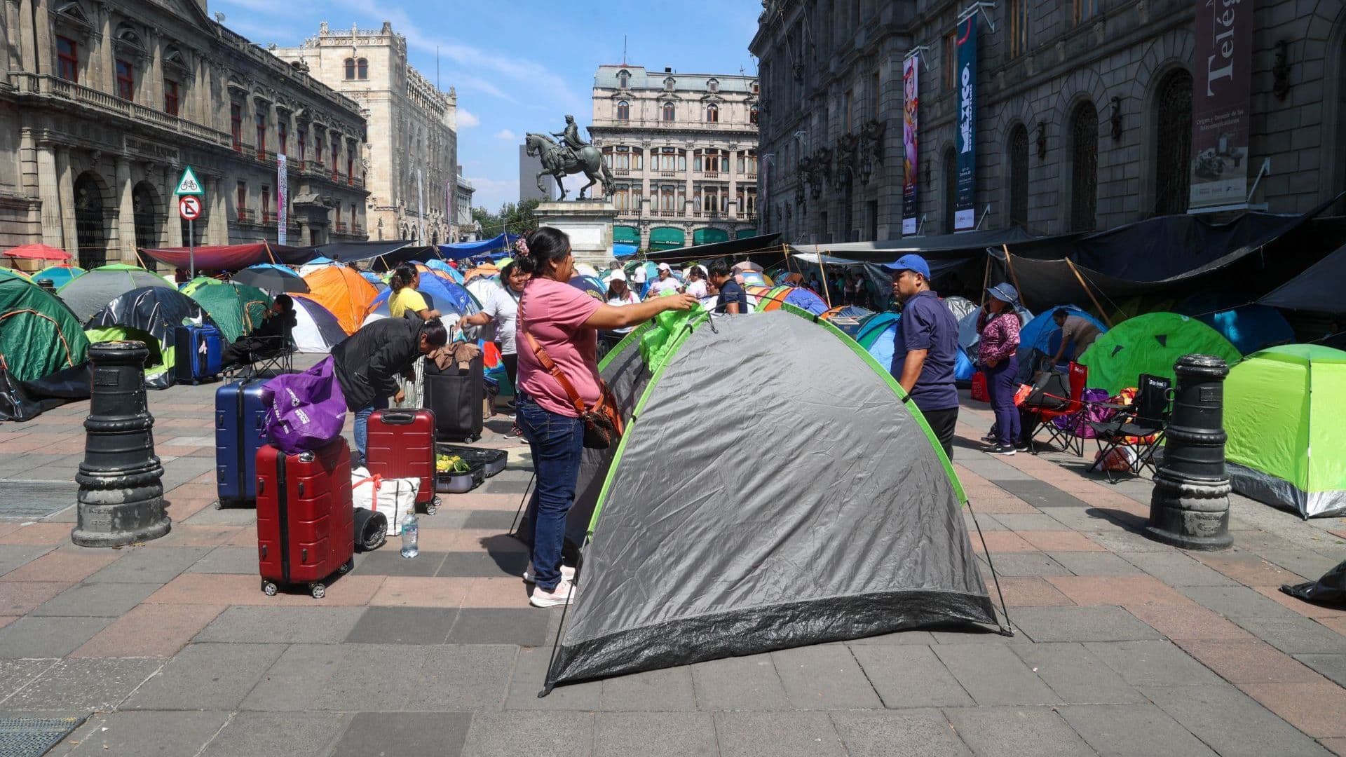 Plantón de integrantes de la CNTE en calles del Centro Histórico de la CDMX