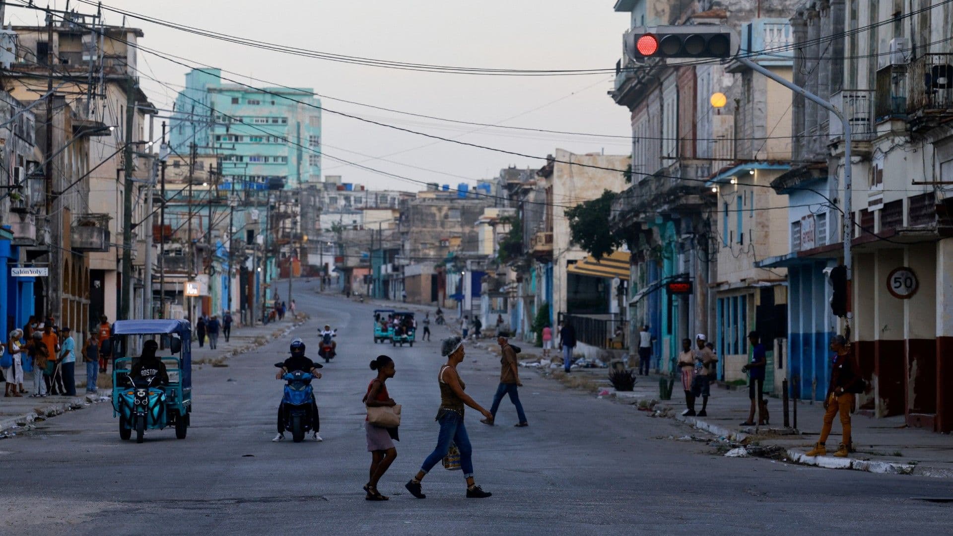 Cubanos caminan en calles de la isla
