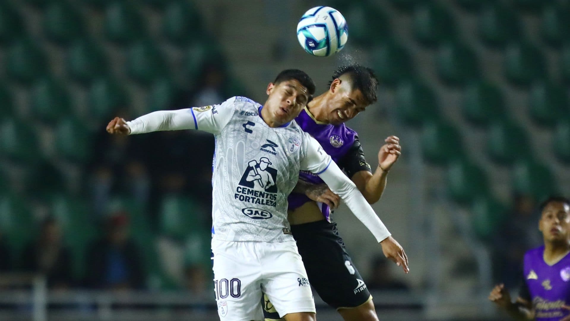 El nuevo refuerzo de los Pumas es Isarel Luna (al frente), jugador formado en al club Pachuca.
