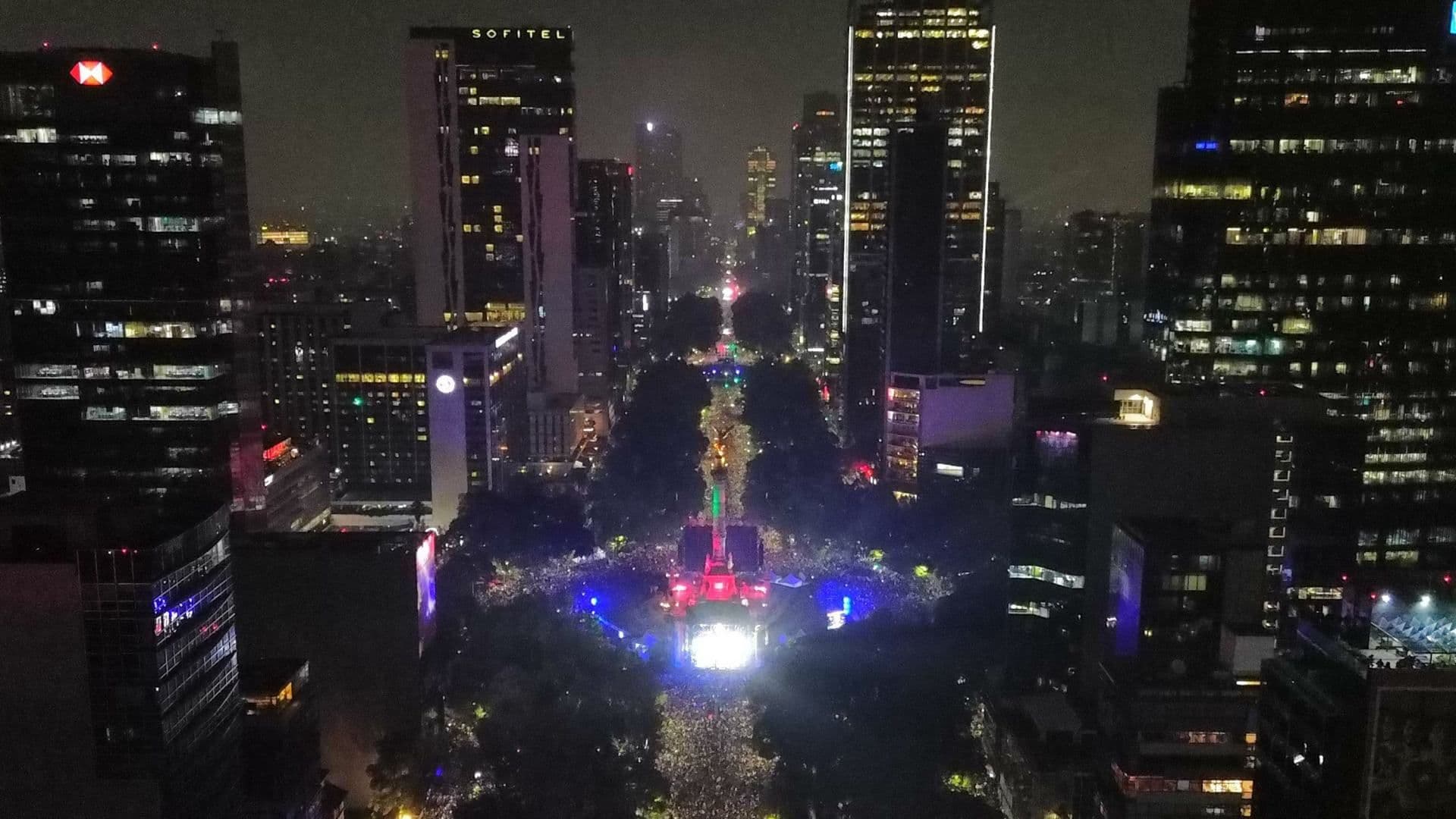 Celebración de miles de aficionados en Paseo de la Reforma tras triunfo de la Selección Mexicana ante Ecuador. Foto: Cuartoscuro | Archivo