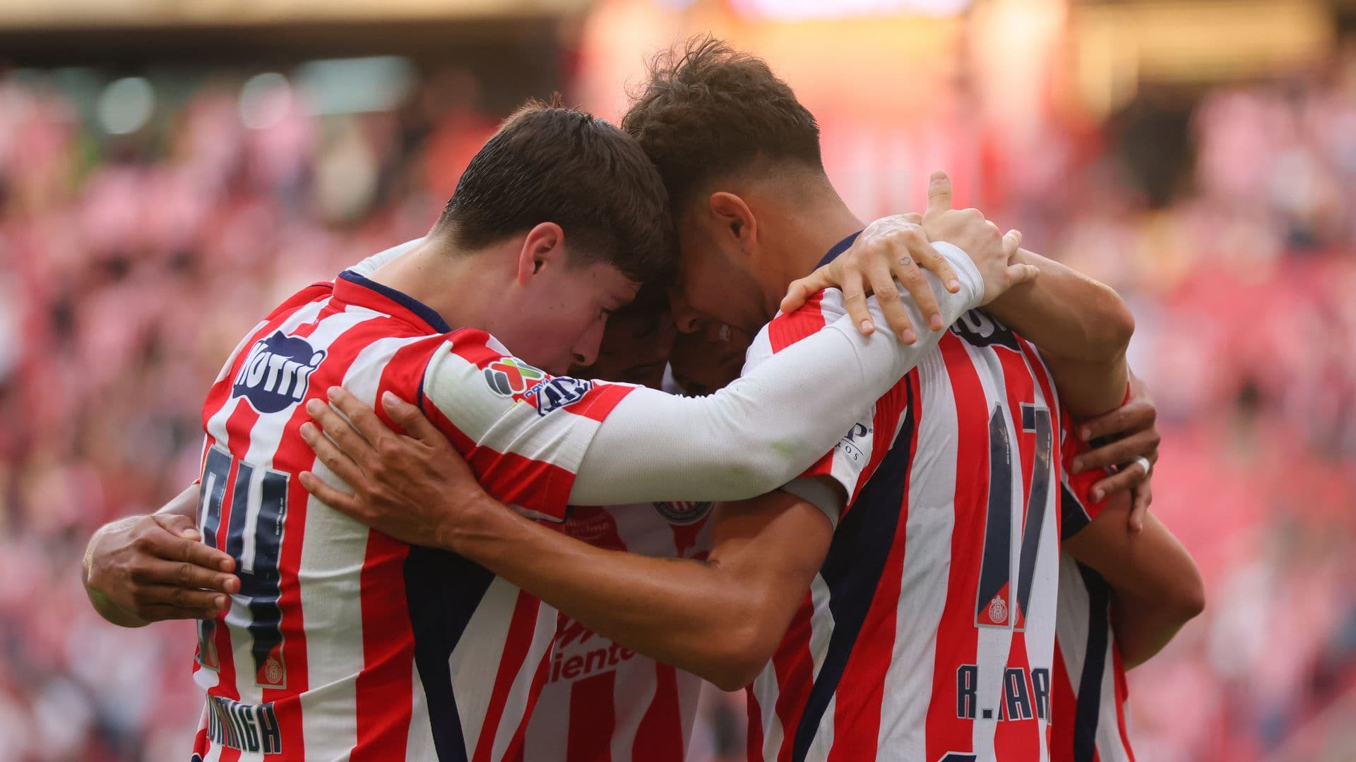 Jugadores de Chivas en un partido de Liga MX
