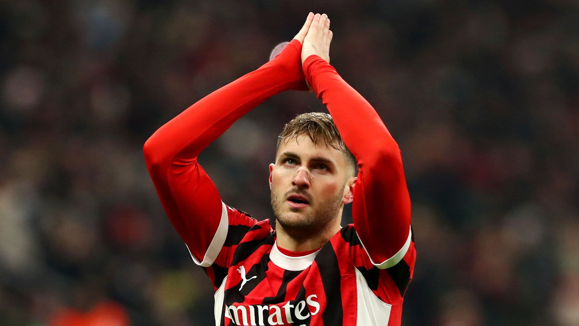 Santiago Gimenez con la camiseta del AC Milan