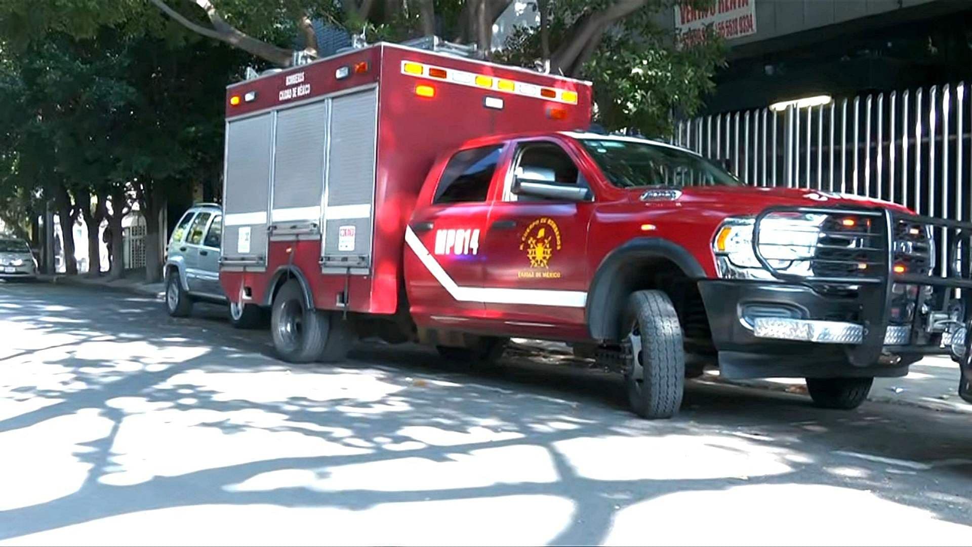 Movilización de servicios de emergencia por persona atrapada en la colonia Roma Norte, CDMX. Foto: N+