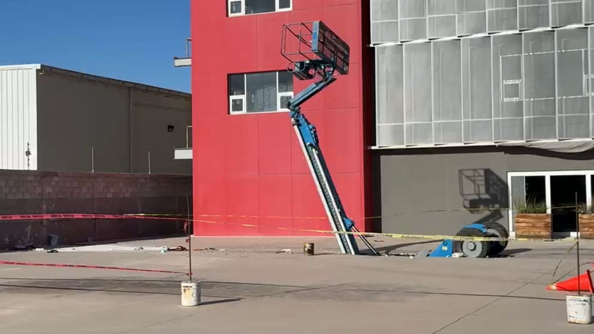 Tres personas resultaron lesionadas luego de que la grúa en la que realizaban trabajos de pintura se viniera abajo tras colapso se estacionamiento.