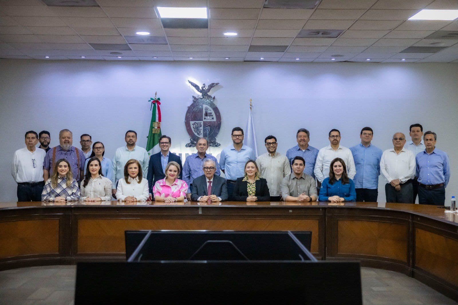 Rubén Rocha Moya sentado al centro, rodeado de su gabinete