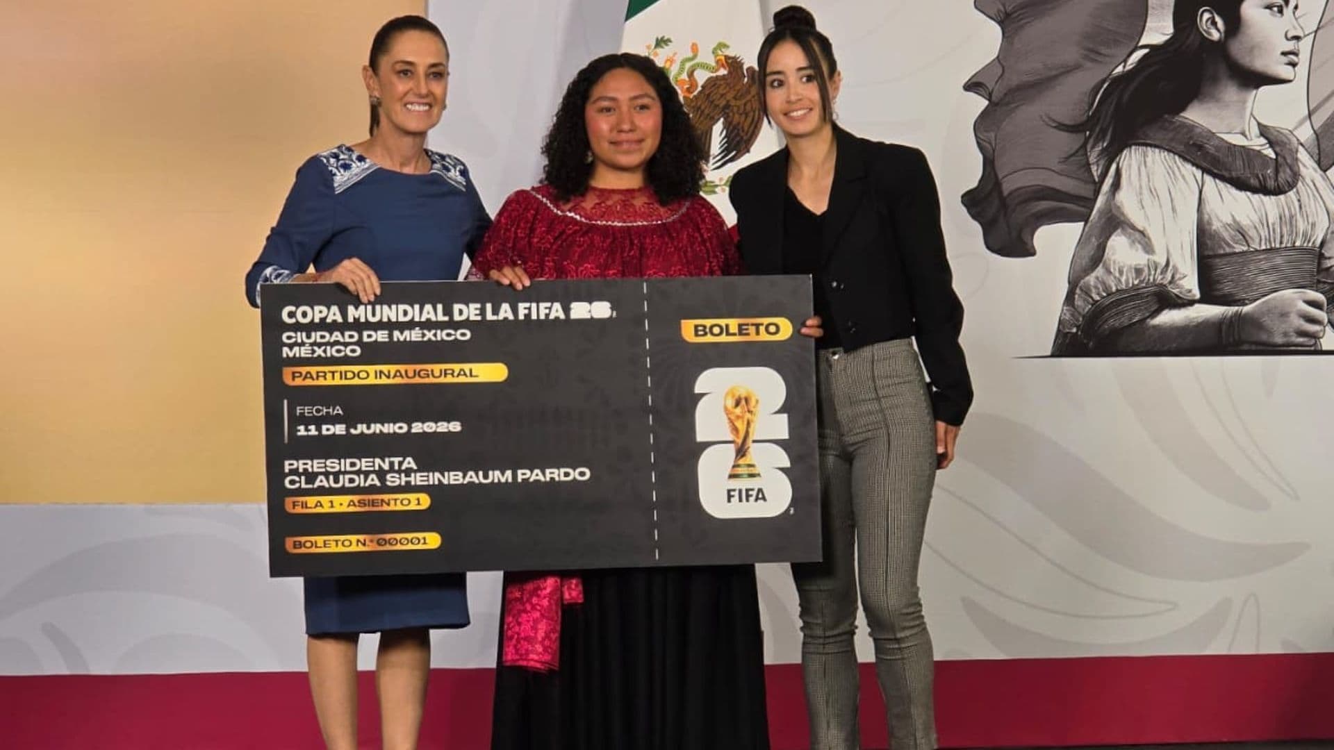 Sheinbaum entrega boleto del Mundial.